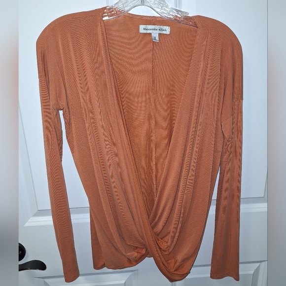 An Abercrombie and Fitch ladies long sleeve wrap top in a size small. EUC - Picture 1 of 7